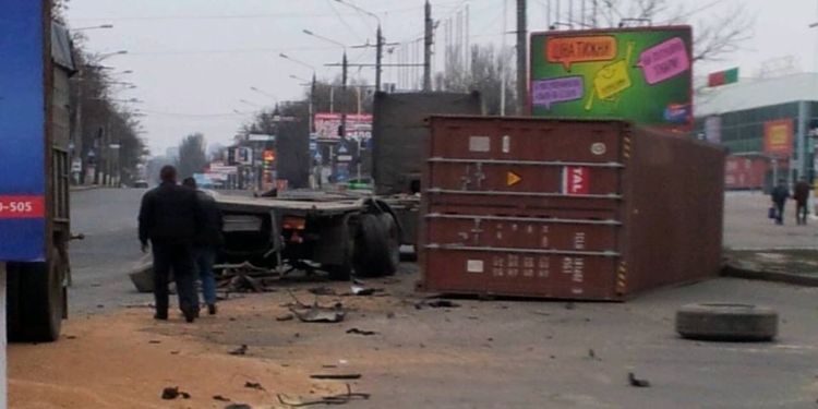 Ночное ДТП на пр. Героев Сталинграда. Столкнулись MAN и контейнеровоз