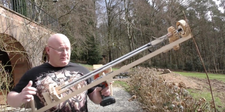 Немецкий изобретатель создал деревянную винтовку, стреляющую ножами