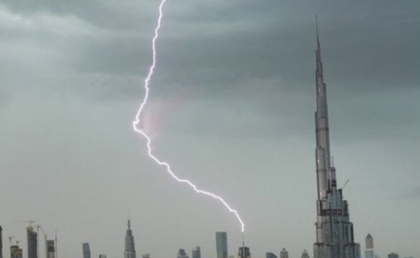 Дожди затопили Дубаи и Абу-Даби