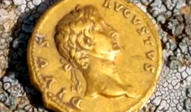 Израильтянка на экскурсии по Галилее нашла золотую монету II века с изображением Октавиана Августа