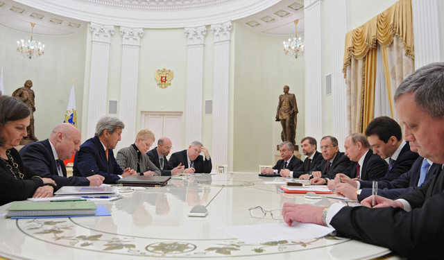 Завершились переговоры Путина и Керри. Речь шла об укреплении и взаимодействии. И загадочном чемоданчике