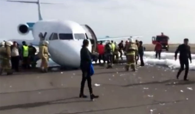 В Казахстане пилот посадил самолет с пассажирами без переднего шасси