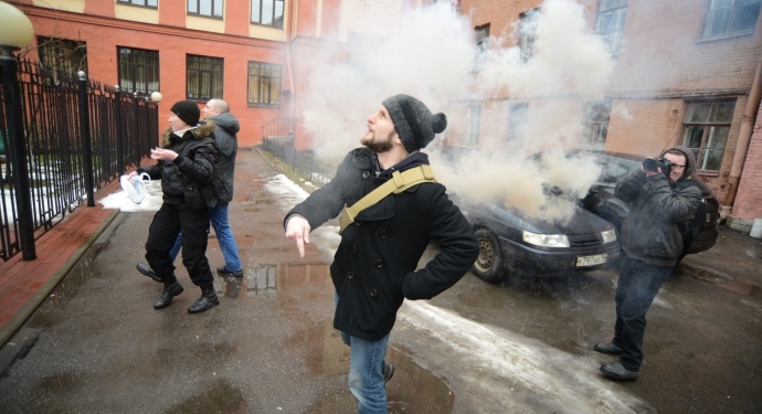 В Санкт-Петербурге атаковали украинское посольство яйцами и файерами