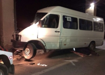 В Запорожье маршрутка врезалась в столб: около 20 пострадавших