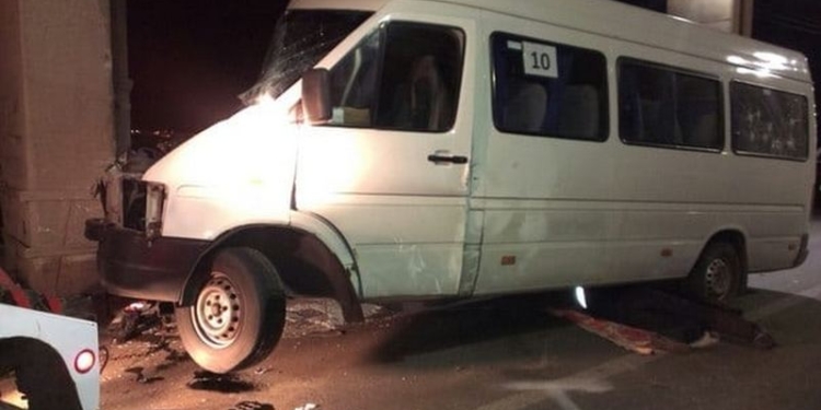 В Запорожье маршрутка врезалась в столб: около 20 пострадавших