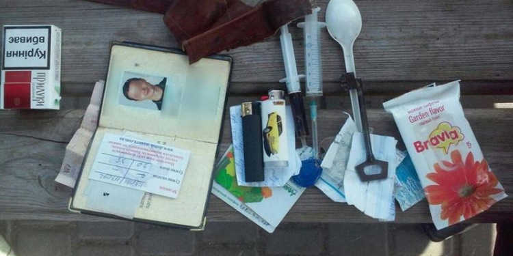 В Корабельном районе Николаева патрульные задержали мужчину с веществом, похожим на наркотическое