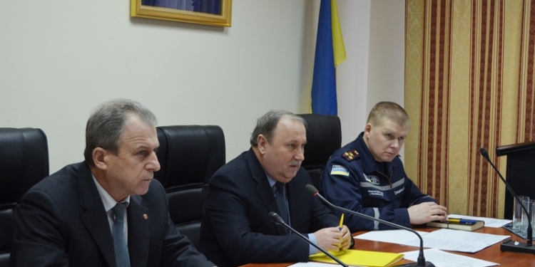 Руководитель Службы автодорог Антощук утверждает: на ремонт дорог области будет выделено 324 млн.грн. Откуда? Ему не интересно