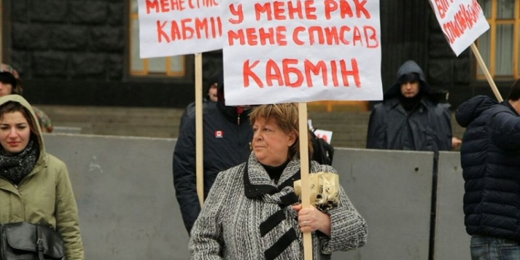 “Меня списал Кабмин”. У дома правительства – акция тяжелобольных