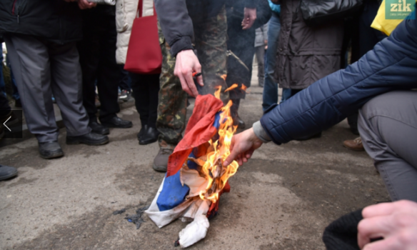 Сняли и сожгли. Парасюк сорвал флаг с консульства РФ во Львове 1