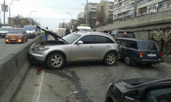 В ДТП в Киеве разбились восемь автомобилей, пострадала “скорая” с военными