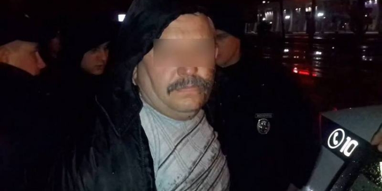 Патрульные Николаева задержали вдрызг пьяного за рулем бывшего ГАИшника – из машины его «вынимали», разбив стекло