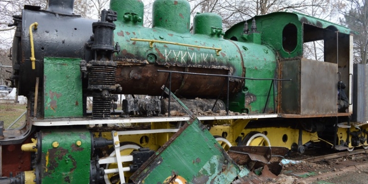 Вандалы «прошлись» арматурой по «сказочному» паровозу