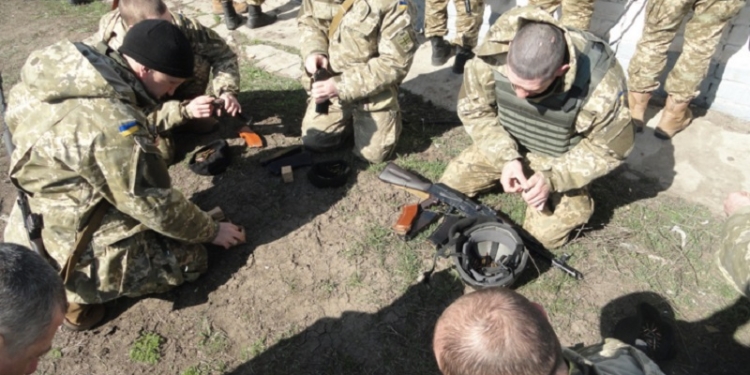 Контрактники 198-го Учебного центра ВМС Украины в Николаеве проходят тактические учения и огневую подготовку