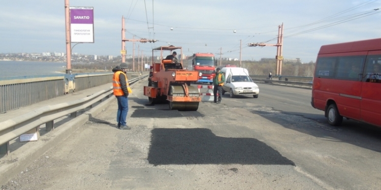 На Ингульском мосту в Николаеве дорожники начали ямочный ремонт