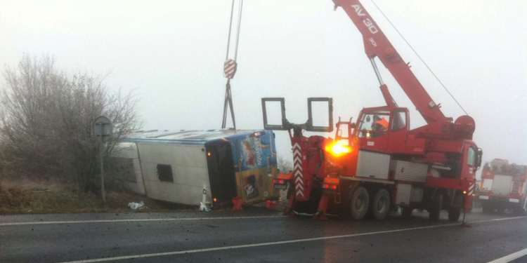 В Чехии автобус с детьми слетел с дороги, 40 пострадавших