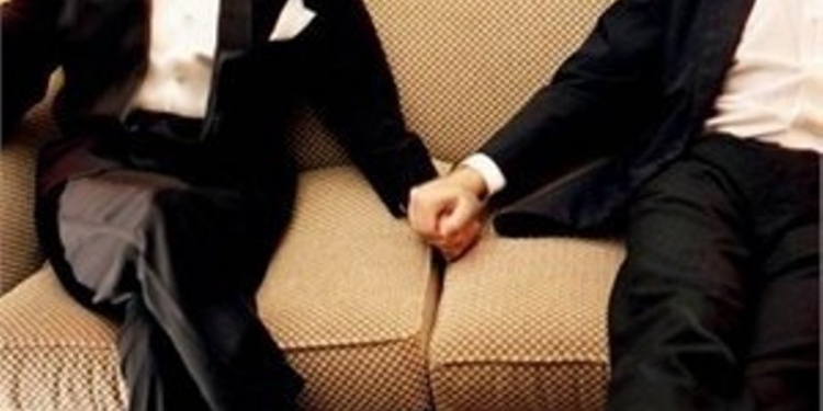 Кабмин начал готовить законопроект о легализации однополого гражданского партнерства