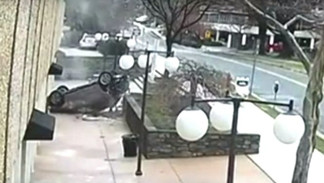 В Балтиморе машина вылетела с 4-го этажа парковки – водитель “промахнулась”. Но выжила