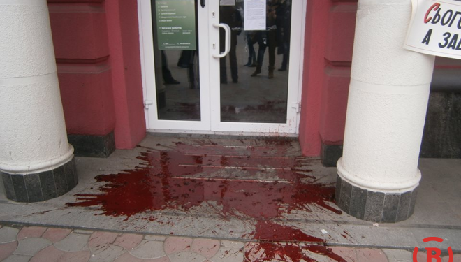 В Полтаве активисты вылили ведро свиной крови перед дверью “Сбербанка России”