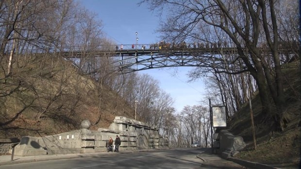 В Киеве открыли отреставрированный мост влюбленных