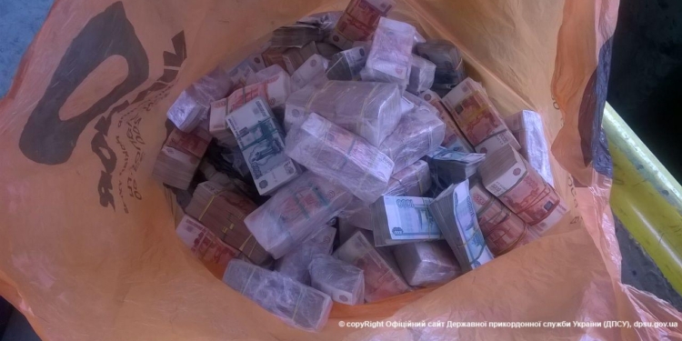 Мужчина пытался вывезти в Россию 500 миллионов рублей