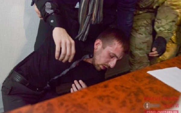 В Броварах произошла драка на сессии горсовета. Секретарь горсовета выпрыгнул из окна