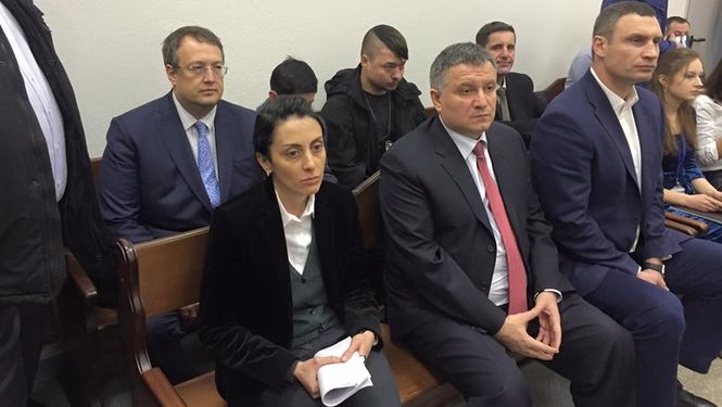 На суд полицейского Олейника приехали Кличко, Аваков и Деканоидзе