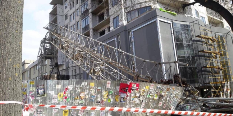 В центре Ровно упал строительный кран