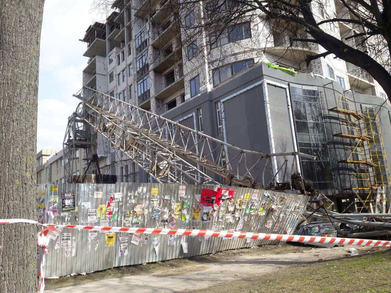 В центре Ровно упал строительный кран