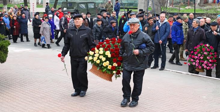 Николаевские портовики почтили память героев отряда Константина Ольшанского