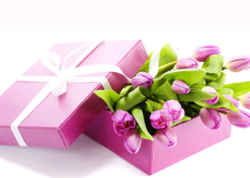 Соцопрос: на 8 марта украинские женщины все реже ждут только цветы и внимание, все чаще – ювелирные украшения