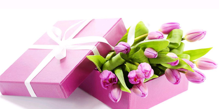 Соцопрос: на 8 марта украинские женщины все реже ждут только цветы и внимание, все чаще – ювелирные украшения