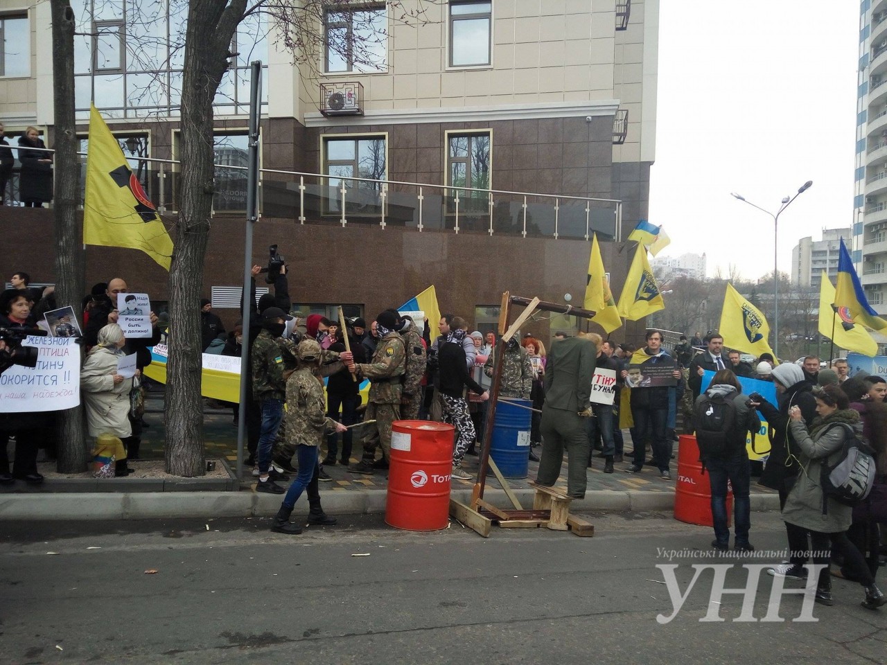 В Одессе повесили чучело Владимира Путина