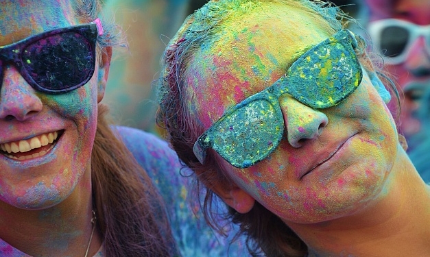 Весна. Экипаж индийского лоукостера устроил праздничные танцы на борту