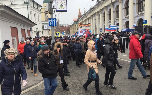 В Москве бюджетники прорвали полицейский кордон, покидая еще не начавшийся концерт «Крымнаш»