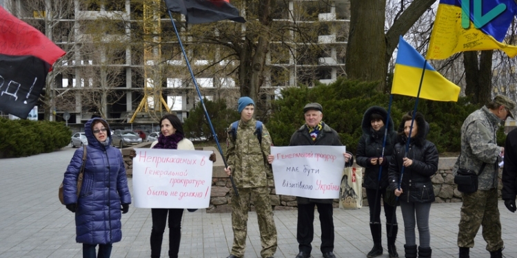 Николаевские общественники вышли на пикет против развала дела «бриллиантовых прокуроров»