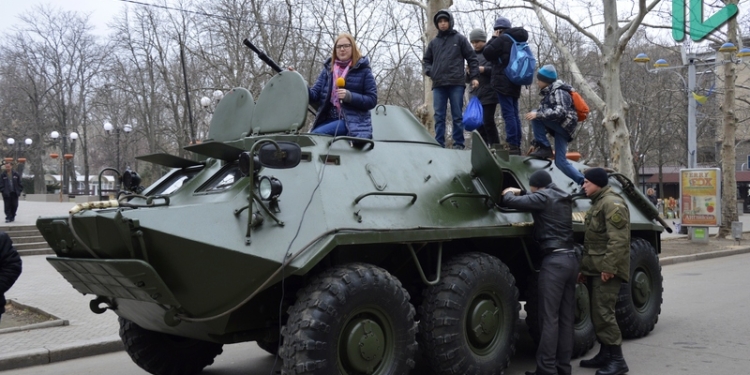 На Соборную пригнали обновленный БТР-60 – в Николаеве празднуют День Национальной гвардии Украины