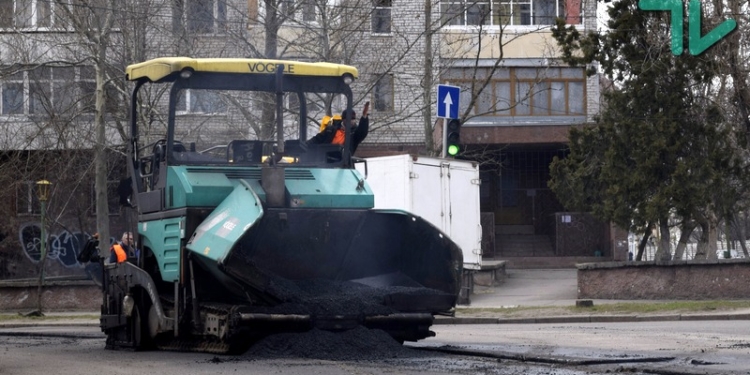 В Николаеве приступили к текущему ремонту дороги на Наваринской. Гарантия от “асфальтоукладчика” – 5 лет