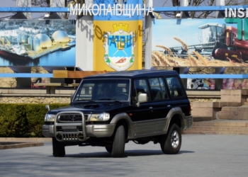 «Шефская помощь»: губернатор Николаевщины передал внедорожник морским пехотинцам