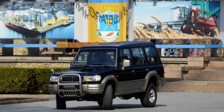 «Шефская помощь»: губернатор Николаевщины передал внедорожник морским пехотинцам