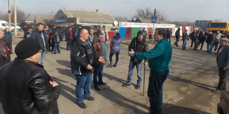 Демченко – Ливику: Вместо обещанных вами 100 тыс.грн. селяне получили 2 кучи щебня