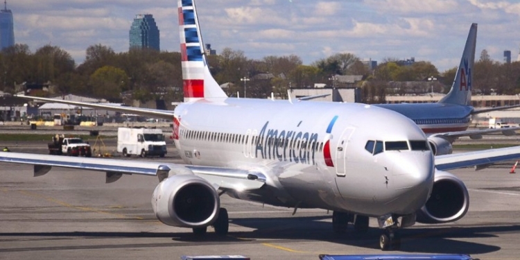 В Нью-Йорке совершил экстренную посадку самолет после удара молнии