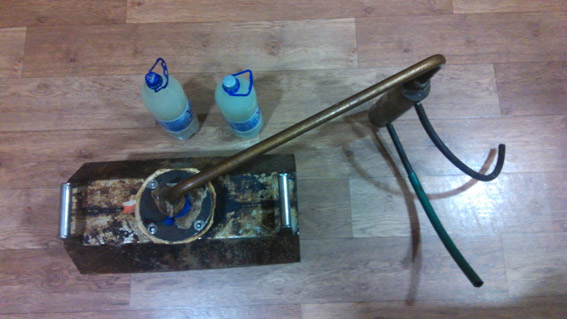 В Николаеве полиция продолжает бороться с нелегальным самогоном – еще 4 литра вылиты в землю