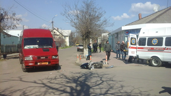 В Очакове водитель мопеда въехал в микроавтобус