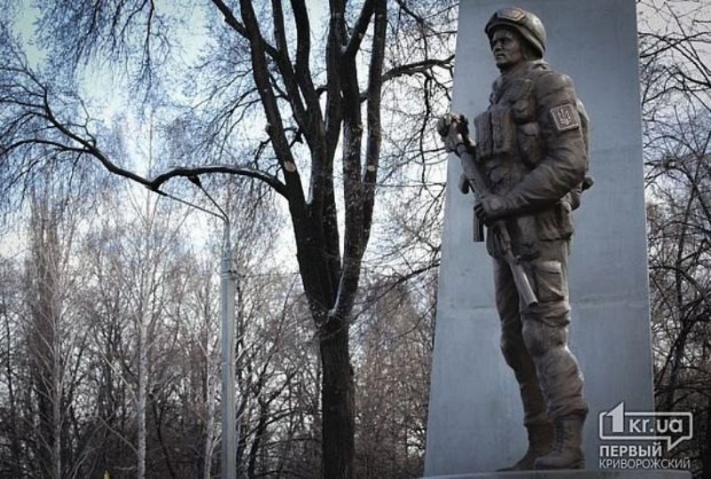 В Кривом Роге открыли первый в Украине памятник погибшим участникам АТО 7