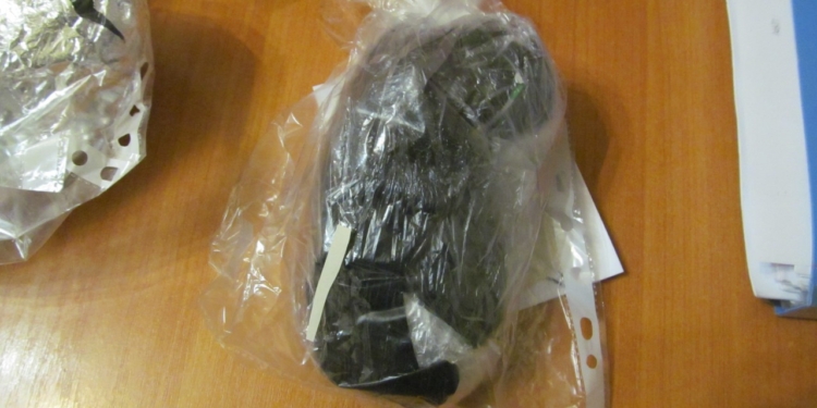 Везла “гостинцы”: на границе с РФ задержали 80-летнюю женщину с наркотиками