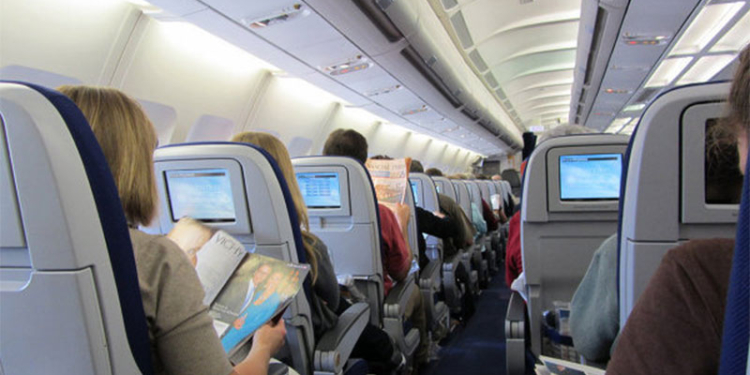 Женщина перевезла ребенка в ручной клади в самолете