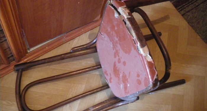 “Двенадцать стульев”. В Сочи директор пансионата спрятал в старый стул 100 тыс. евро. Стулья украли…