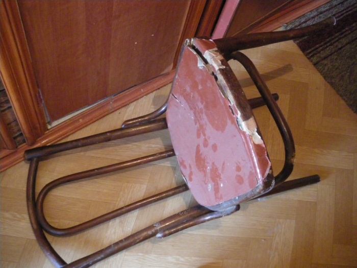 "Двенадцать стульев". В Сочи директор пансионата спрятал в старый стул 100 тыс. евро. Стулья украли... 1