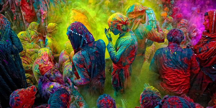 В Индии начался фестиваль красок – женщины безнаказанно бьют мужчин