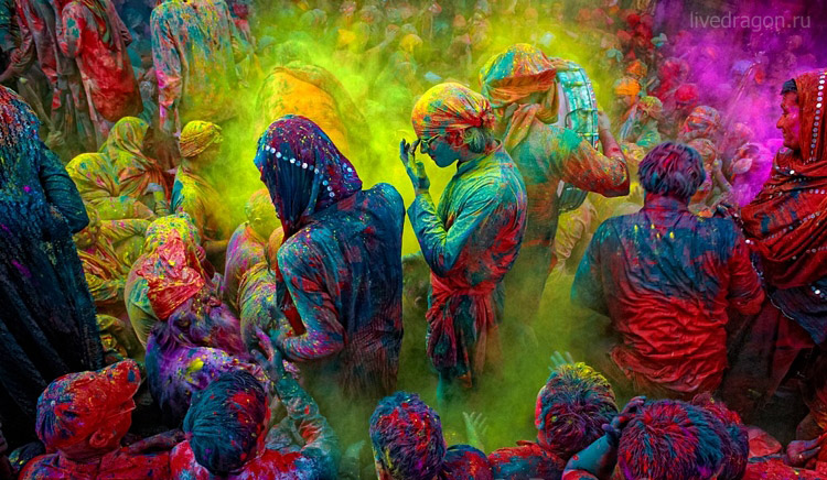 В Индии начался фестиваль красок - женщины безнаказанно бьют мужчин 1